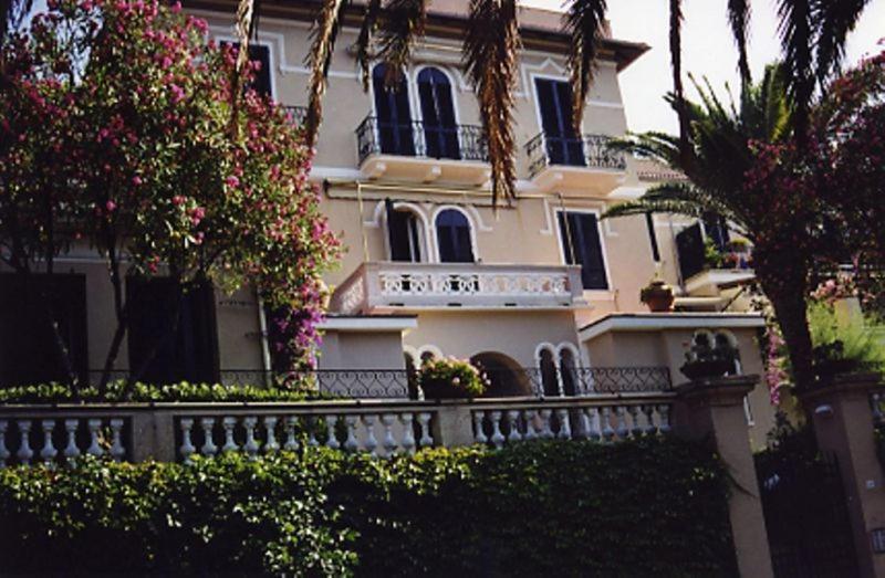 Elegant And Sea View Excelsior Apartment Levanto Bagian luar foto